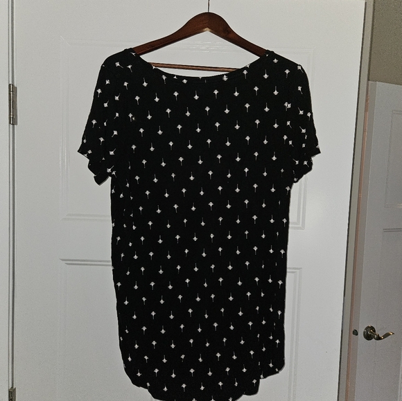 Black tshirt with white detail - Picture 2 of 2